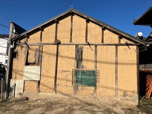八尾市連棟の平屋を一部解体後に剥き出しの状態からトタン波板設置を実施した事例